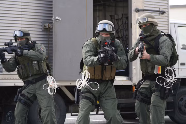 Quân cảnh trong đội SRT ở một căn cứ không quân của thủy quân lục chiến Mỹ.