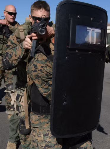 Lính quân cảnh trong đội SRT được huấn luyện để đương đầu với các kịch bản khủng hoảng như bắt giữ con tin, xả súng trong doanh trại, và tấn công khủng bố.