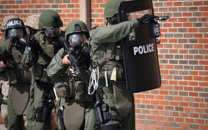 Quân cảnh (cảnh sát quân sự) thuộc đội phản ứng đặc biệt (SRT) chuẩn bị đột kích một tòa nhà trong nội dung huấn luyện.