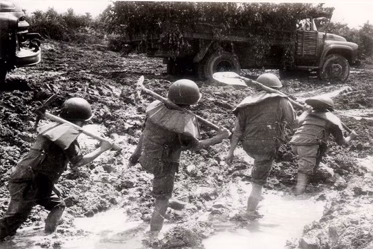 Các lực lượng công binh, thanh niên xung phong cũng đóng vai trò đặc biệt quan trọng trên tuyến Đường Trường Sơn, khi họ luôn trong tình trạn sẵn sàng chiến, "thông đường" bất cứ lúc nào nếu tuyến giao thông bị hư hại do các đợt không kích của Mỹ. Nguồn ảnh: livejournal.com.
