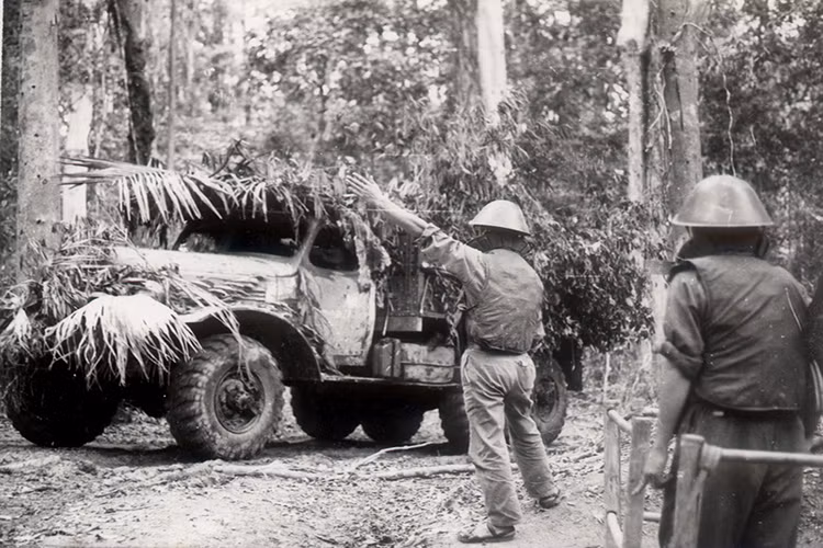 Thông thường, việc né tránh các khu vực "dính" hàng rào điện tử McNamara cực kỳ đơn giản do tuyến Đường Trường Sơn được xây dựng theo kiểu đan xen nhau cực kỳ chằng chịt, mỗi khi có một khu vực được coi là nghi vấn, ngay lập tức đoàn xe vận tải sẽ được chuyển hướng, di chuyển theo lộ trình khác an toàn hơn. Nguồn ảnh: livejournal.com.
