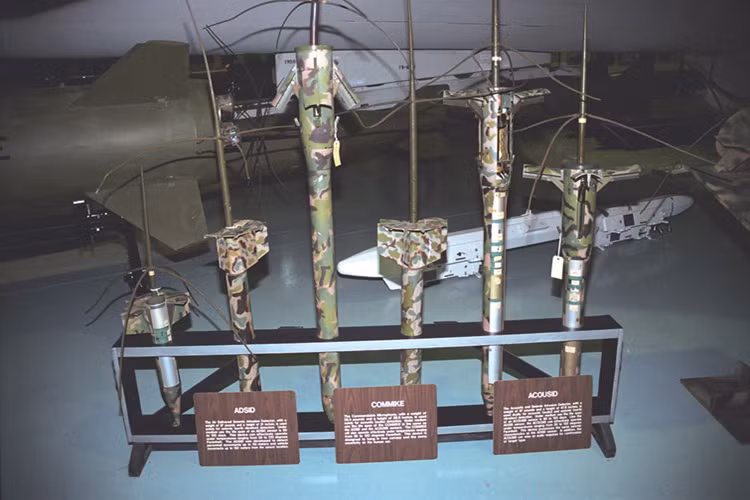 Trong ảnh là các mẫu “Cây nhiệt đới” được trưng bày tại Bảo tàng Không quân Mỹ. Để xây dựng Hàng rào điện tử McNamara người Mỹ đã tiêu tốn khoảng 2 tỷ USD vào thời điểm đó tương đương hơn 12 tỷ USD theo thời giá hiện tại. Bên cạnh đó Hàng rào điện tử McNamara còn được xem là kiểu tác chiến điện tử đầu tiên của Quân đội Mỹ. Nguồn ảnh: Nguồn ảnh: Military.