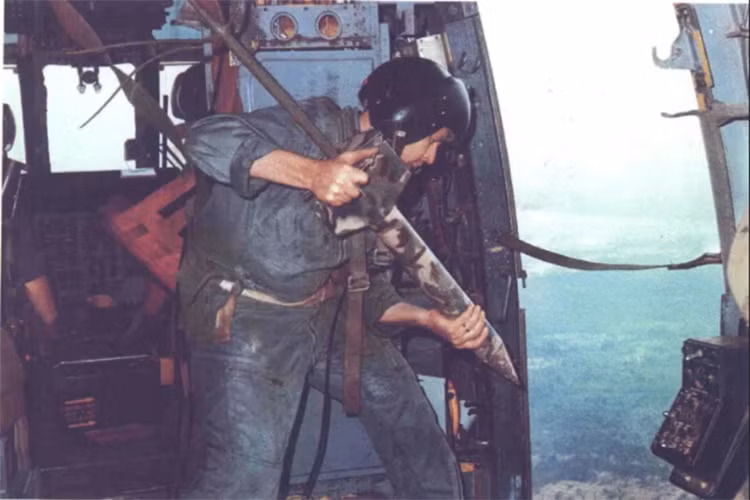 Nhằm tránh bị phát hiện SID được ngụy trang với màu sơn theo kiểu rằn ri, có thể nhận biết được âm thanh, chuyển động trong bán kính xung quanh khoảng từ vài chục đến cả trăm mét tùy loại. Để tránh bị nhầm giữa tiếng động khi hành quân của quân giải phóng với tiếng động do các loại động vật gây ra, thì chỉ có các dao động đủ lớn, kéo dài đủ lâu, trên phạm vi rộng và được nhiều SID cùng bắt được đó thì dữ liệu đó mới được truyền đi và tín hiệu này được đặt mật danh là "Đèn Đỏ". Nguồn ảnh: Paleo.