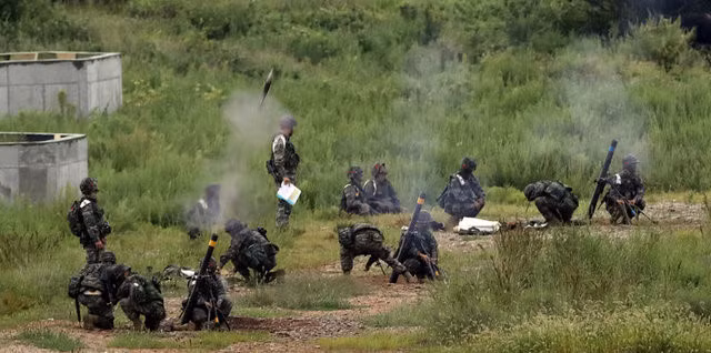 Súng phóng lựu của Thủy quân lục chiến Hàn Quốc khai hỏa. Quân đội Hàn Quốc tuyên bố sẽ "nhấn chìm kẻ thù xuống biển sâu" nếu đối phương tiếp diễn các hành động khiêu khích. Ảnh: Getty.