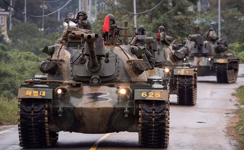 Xe tăng Hàn Quốc triển khai trên đảo Baengnyeong chuẩn bị tham gia diễn tập. Quân đội Hàn Quốc tổ chức cuộc tập trận bắn đạn thật lớn hôm 7/9 trên đảo Baengnyeong, cách bờ biển Triều Tiên 19 km. Đây là cuộc tập trận bắn đạn thật thứ 4 của Hàn Quốc trong vòng 6 ngày. Ảnh: Getty.