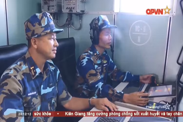 Trong quá trình hoạt động Pluto Plus ROV có thể được điều khiển thông qua các thiết bị thu phát dữ liệu vô tuyến hoặc thông qua sợi quang kéo đi kèm với phương tiện có chiều dài 2.000m. Bản thân Pluto Plus ROV cũng đi kèm một hệ thống điều khiển hiện đại được tích hợp sẵn trên các tàu triển khai. Nguồn ảnh: QPVN.