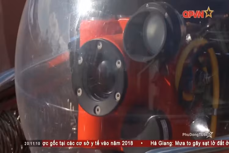 Theo đó, bộ đội được học lý thuyết và kiểm tra thực hành trên thiết bị mô phỏng trước khi được huấn luyện vận hành thiết bị bên ngoài môi trường thực tế. Nhằm phát huy tối đa các tính năng mà khí tài có thể mang lại. Nguồn ảnh: QPVN.