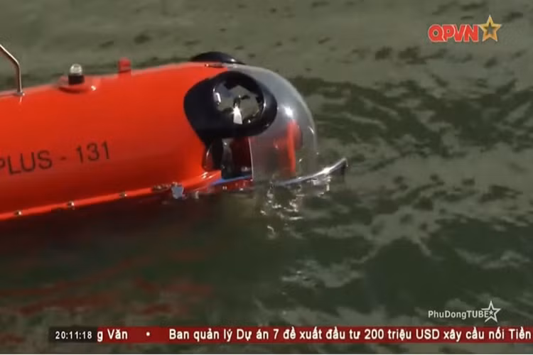 Về khả năng hoạt động, Pluto Plus ROV được trang bị hai động cơ đẩy sử dụng pin nhiên liệu có tốc độ di chuyển tối đa hơn 6 hải lý/giờ, phía trước phương tiện này còn được trang bị hai động cơ cánh quạt cỡ nhỏ để điều hướng. Nguồn ảnh: QPVN.