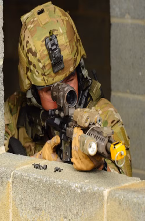 Quân nhân Mỹ ngắm kính quang học trên khẩu carbine M4A1 trong một cuộc diễn tập. Nguồn ảnh: Lục quân Mỹ.