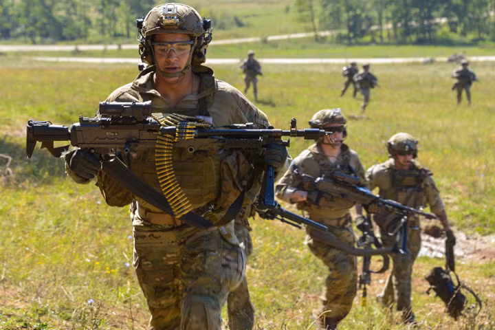 Lính Mỹ tham gia tập trận ở Đức vào tháng 8/2015. Người lính đứng sát ống kính đang mang súng máy M240L. Khẩu này có thể đặt trên giá 3 chân hoặc 2 chân khi tác xạ. Nguồn ảnh: Lục quân Mỹ.
