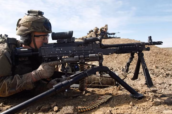 Một xạ thủ Mỹ khác bên khẩu súng máy M240L. Súng có báng gập được và thiết bị định vị laser. Nguồn ảnh: Lục quân Mỹ.