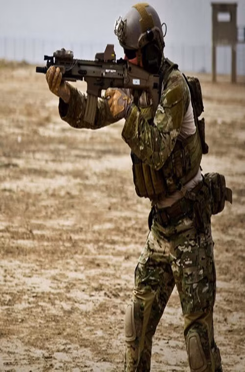 Ngắm bắn trong tư thế đứng, với khẩu MK16 CQC. Trung đoàn 75 nói trên là đơn vị bộ binh hạng nhẹ chuyên về đổ bộ đường không, đánh chiếm sân bay, giải cứu người và thu hồi các thiết bị đặc biệt. Nguồn ảnh: Lục quân Mỹ.