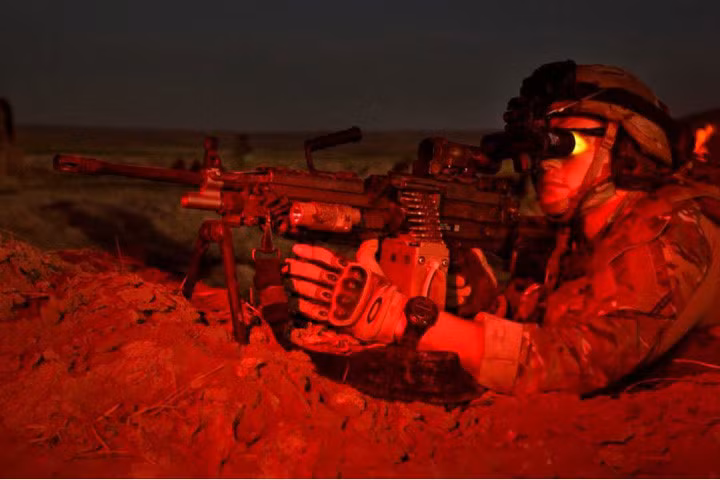 Đặc nhiệm Mỹ ngắm qua kính nhìn đêm. Anh này sử dụng súng máy M249 SAW. Nguồn ảnh: Lục quân Mỹ.