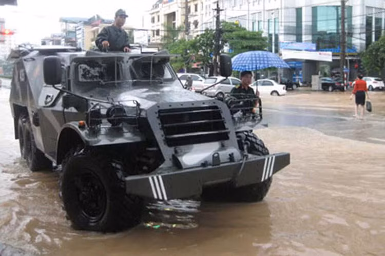 Loại xe này thường xuyên được điều động để giúp người dân trong bão lũ nhiều năm qua. Trong năm nay, một số đợt mưa lớn gây ngập úng cục bộ ở các tỉnh miền Bắc thì xe bọc thép BTR-152 đã được triển khai chở người dân vượt qua khu vực ngập sâu. Nguồn ảnh: QPVN.