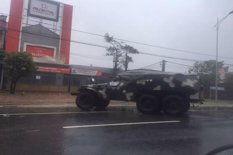 Trong ảnh là xe bọc thép chở quân BTR-152, được điều động tham gia ứng phó bão số 10 tại Quốc lộ 1A đoạn qua Thị xã Kỳ Anh, Hà Tĩnh đã bị phong tỏa. Nguồn ảnh: phapluatplus.vn.