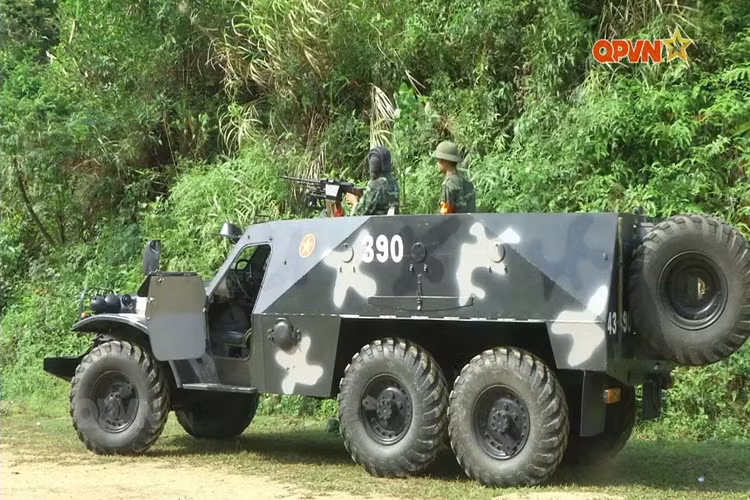 Cận cảnh BTR-152 trong quá trình huấn luyện sẵn sàng chiến đấu của quân đội ta, xe có thiết kế đơn dành cho chở quân với trang bị vũ khí hạng nhẹ để chống bộ binh với súng máy 7.62mm hoặc 12.7mm. Nguồn ảnh: QPVN.