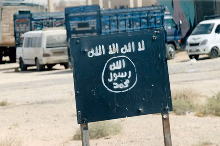 Được biết hiện tại Quân đội chính phủ Syria và các lực lượng đồng minh đã giải phóng hơn 80% thành phố Deir Ezzor và đang tiến hành các chiến dịch truy quét tàn dư của IS sang cả hai phía bắc và nam của thành phố này. Bên cạnh đó họ cũng đang cố gắng chuẩn bị vượt sông Euphrates. Nguồn ảnh: Bộ Quốc phòng Nga.