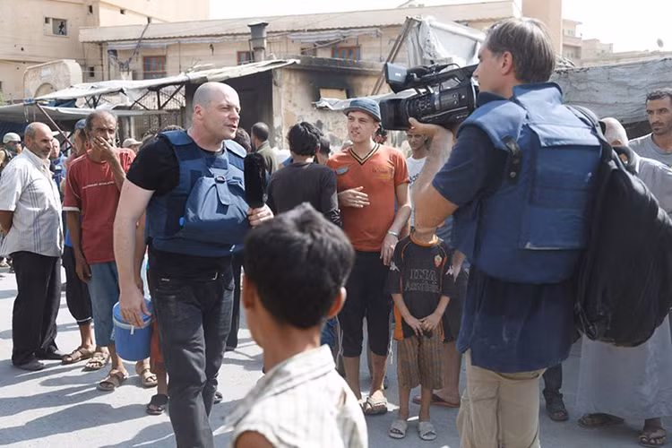 Đây là lần đầu tiên sau khi Deir Ezzor bị vây hãm các phóng viên quốc tế mới có thể tiếp cận được thành phố này, do nó nằm quá sâu trong sa mạc Syria và bị bao vây hoàn toàn bởi phiến quân IS. Nguồn ảnh: Bộ Quốc phòng Nga.