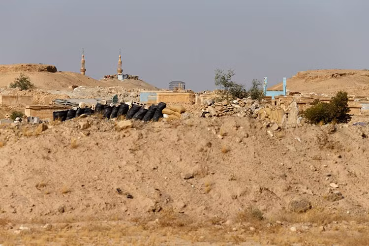 Cách trung tâm thành phố Deir Ezzor là khu vực chiến sự nơi giao tranh giữa quân chính phủ và tàn dư của IS vẫn đang diễn ra từng giờ. Nguồn ảnh: Bộ Quốc phòng Nga.