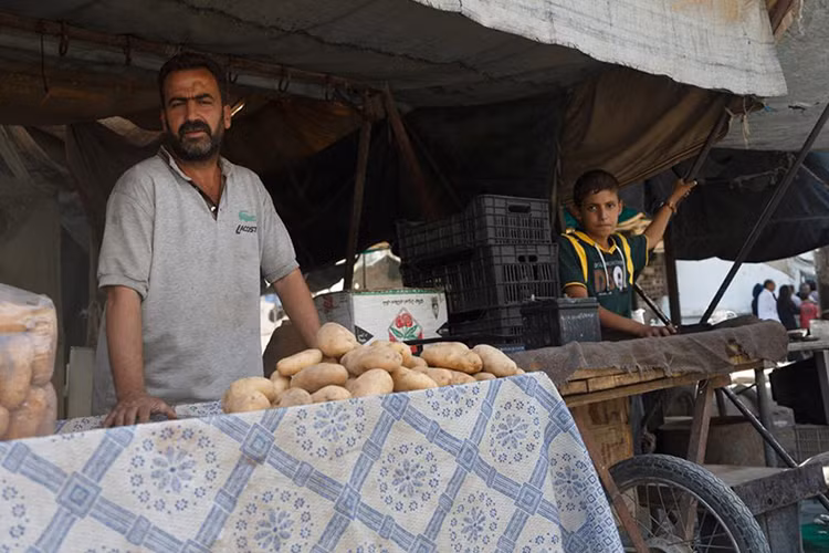Một quầy bán thực phẩm tại Deir Ezzor hầu như không có bất cứ mặt hàng gì ngoại trừ khoai tây. Nguồn ảnh: Bộ Quốc phòng Nga.