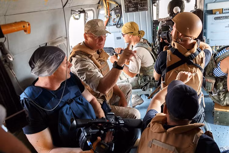 Với sự đồng ý của chính phủ Syria, Bộ Quốc phòng Nga đã cho phép một đoàn phóng viên quốc tế di chuyển tới thành phố Deir Ezzor ngay sau khi nó được giải vây. Dẫn đầu đoàn phóng viên này chính Người phát ngôn của Bộ Quốc phòng Nga - Thiếu tướng Igor Konashenkov (người thứ 2 nhìn từ bên trái qua). Nguồn ảnh: Bộ Quốc phòng Nga.