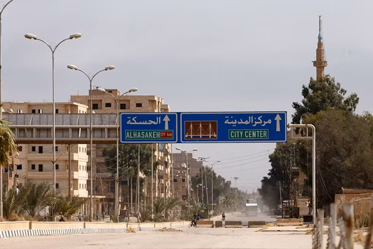 Một góc đường cao tốc dẫn vào bên trong trung tâm thành phố Deir Ezzor, khung cảnh vẫn không khác mấy so với lúc chiến sự đang diễn ra. Theo chính phủ Syria, sau khi hoàn tất chiến dịch giải phóng tỉnh Deir Ezzor họ mới bắt đầu tái thiết lại khu vực này. Nguồn ảnh: Bộ Quốc phòng Nga.