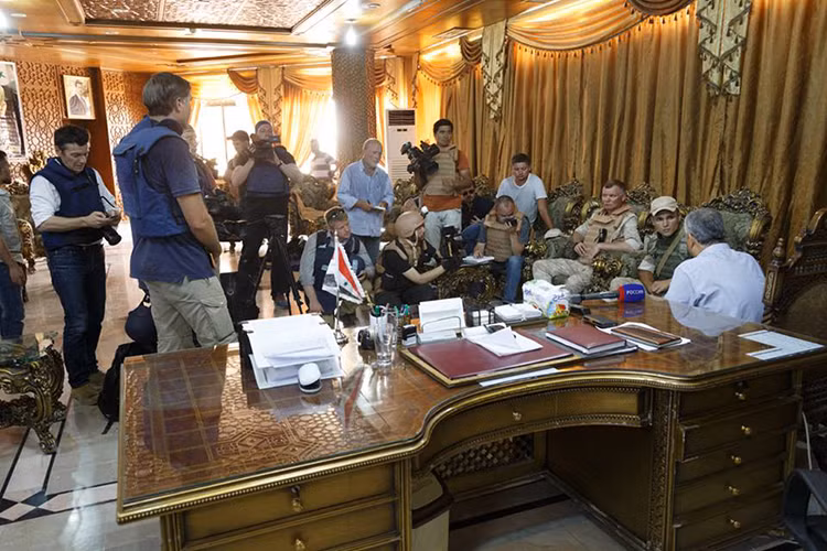 Trước khi được giải vây, việc tiếp tế cho Deir Ezzor hoàn toàn được thực hiện bằng đường không chủ yếu do Không quân Nga thực hiện, tuy nhiên sau khi sân bay Deir Ezzor bị chia cắt khỏi trung tâm thành phố quá trình tiếp tế càng trở nên khó khăn hơn trước. Nguồn ảnh: Bộ Quốc phòng Nga.