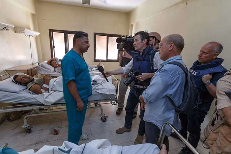 Đoàn phóng viên quốc tế còn có cơ hội tới tác nghiệp tại một trong những bệnh viện hiếm hoi còn hoạt động tại Deir Ezzor, nơi phục vụ khám và chữa bệnh cho người dân Deir Ezzor cũng như binh lính chính phủ binh thương khi chiến đấu ngay bên ngoài ngoại ô thành phố trong suốt nhiều năm qua. Nguồn ảnh: Bộ Quốc phòng Nga.