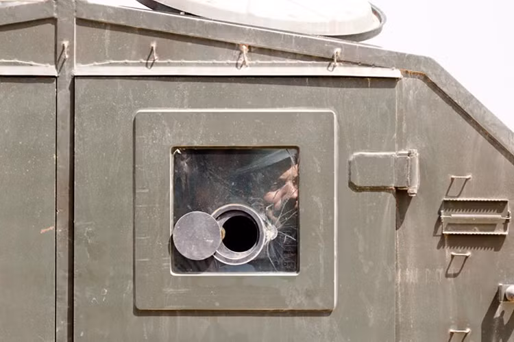 Hình ảnh một phóng viên quốc tế ngồi bên trong xe bọc thép của Quân đội Nga trên đường di chuyển vào bên trong trung tâm TP Deir Ezzor. Nguồn ảnh: Bộ Quốc phòng Nga.