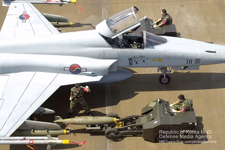 Được thành lập từ năm 1949, cho tới nay Không quân Hàn Quốc đã có lịch sử xây dựng và phát triển gần 70 năm. Quân số của lực lượng này hiện tại vào khoảng hơn 65.000 quân và được trang bị gần 800 máy bay quân sự các loại, đa phần trong số đó đều là các dòng máy bay hiện đại nhất thế giới do Mỹ chế tạo. Nguồn ảnh: Wikimedia.