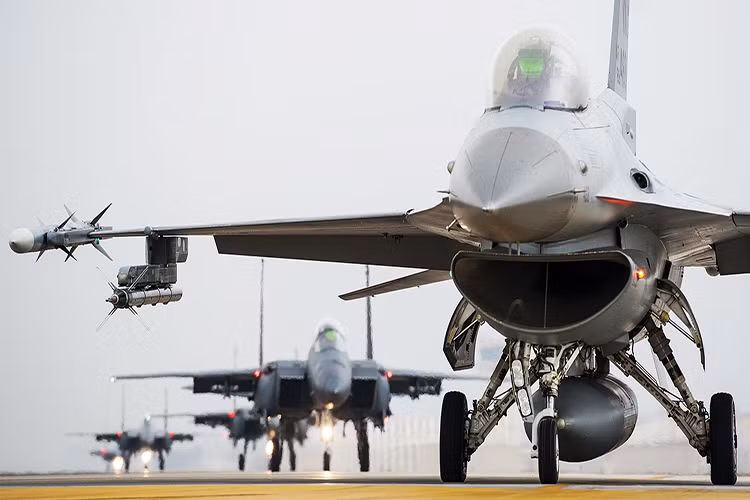 Giống như F-5E, F-16C cũng thiên về khả năng không chiến nhưng vẫn sở hữu khả năng tấn công mặt đất khá mạnh và có thể mang theo đến 7.7 tấn vũ khí các loại. Kho vũ khí của F-16 thì vô cùng đa dạng hỗ trợ thực hiện nhiều loại nhiệm vụ khác nhau. Nguồn ảnh: Naver.