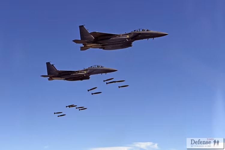 Khả năng chiến đấu của F-15K được đánh giá khá cao khi có thể mang theo hơn 10 tấn vũ khí các loại hỗ trợ tác chiến đa nhiệm như bom thông minh, bom xuyên phá, tên lửa hành trình, tên lửa không đối không ngoài tầm nhìn và cả tên lửa chống hạm. Bên cạnh đó khi cần thiết nó cũng có thể đóng vai trò như một máy bay áp chiến điện tử. Nguồn ảnh: instiz.net.