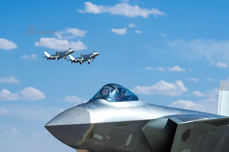 Sau màn xuất hiện không thể ấn tượng hơn tại lễ duyệt binh kỷ 100 năm thành lập Quân đội Trung Quốc, nhiều đánh giá cho rằng J-20 dòng chiến đấu cơ tàng hình thế hệ thứ 5 đầu tiên của Trung Quốc đã sẵn sàng để tham gia vào các hoạt động quân sự của Không quân Trung Quốc khi có đã ít nhất hai chiếc J-20 nằm trong biên chế lực lượng này. Nguồn ảnh: Sina.