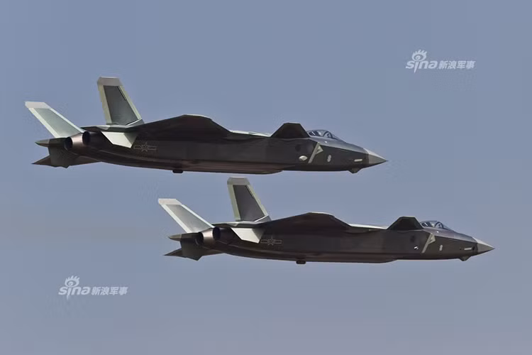 Trong ảnh là bộ đôi J-20 tham gia lễ duyệt binh của Trung Quốc hôm 1/8 với số hiệu “78271” và “78276”. Nguồn ảnh: Sina.