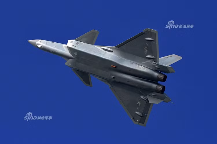 Và kể từ khi J-20 thực hiện chuyến bay thử nghiệm đầu tiên vào năm 2011 với khá nhiều sự hoài nghi thì đến nay Trung Quốc đã chứng minh cho thế giới thấy được khả năng của mình. Thậm chí thời gian Trung Quốc triển khai J-20 còn sớm hơn trước 2 năm so với dự định. Nguồn ảnh: Sina.