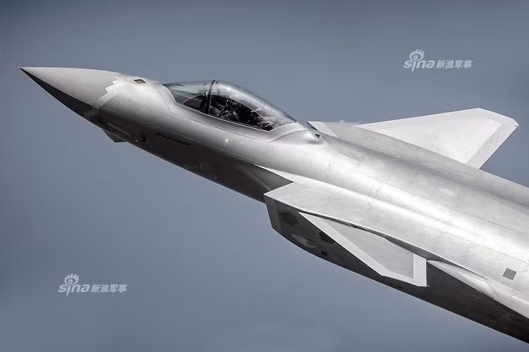 Được coi là một phiên bản "nhái" của chiếc MiG 1.44-dự án máy bay chiến đấu thế hệ thứ năm đầu tiên của Liên Xô sau này đã bị hủy bỏ, nhiều chuyên gia trước đây cho rằng chiếc J-20 thậm chí còn không được xếp vào hàng chiến đấu cơ thế hệ thứ năm do sở hữu thiết kế lỗi thời. Nguồn ảnh: Sina.
