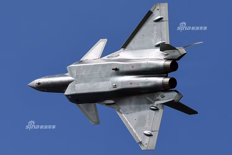 Theo đó chương trình phát triển chiến đấu cơ tàng hình thế hệ đầu tiên của Trung Quốc chỉ mất chưa tới 10 năm để hoàn thành kể từ khi có nguyên mẫu đầu tiên. Trong khi đó F-35 của Mỹ hay Sukhoi Su-57 của Nga thì vẫn mãi chưa có kết quả cuối cùng, nói điều này không phải vì J-20 tốt hơn hai dòng chiến đấu cơ trên mà vì quyết tâm của Trung Quốc trong cuộc đua chiến đấu cơ tàng hình hiện nay. Nguồn ảnh: Sina.