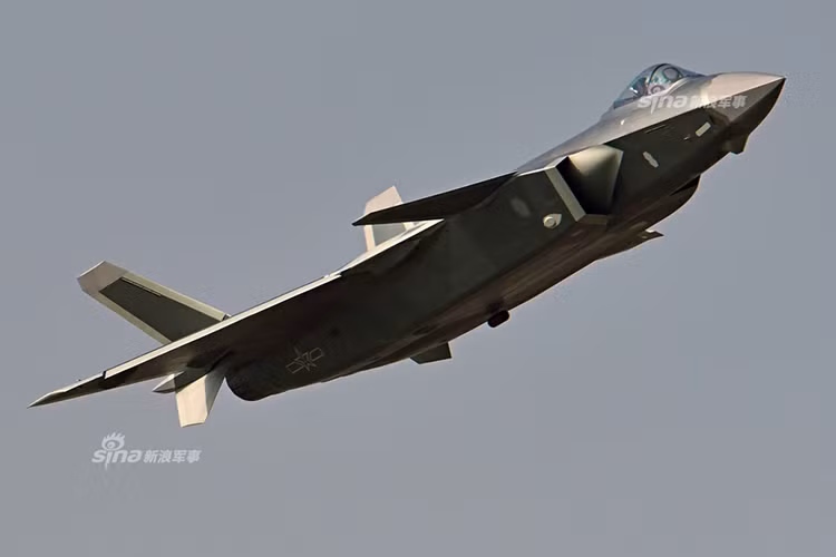 Nhưng từ nguyên mẫu đầu tiên cho đến hai chiếc J-20 xuất hiện gần đây, ta có thể thấy dòng chiến đấu cơ này đã có sự thay đổi rất lớn về mặt thiết kế khi ngày càng được hoàn thiện hơn về cả hình thức lẫn chất lượng. Còn khả năng thực sự của J-20 như thế nào thì còn phải đợi thêm một khoảng thời gian nữa để kiểm chứng khi nó đi vào hoạt động toàn diện. Nguồn ảnh: Sina.