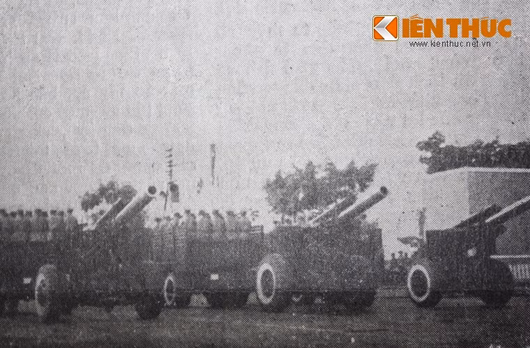 Các khẩu đại bác cỡ nòng 155mm M114 hùng dũng tiến vào lễ đài. Đây cũng là những cỗ pháo mà ta thu được từ quân Pháp.