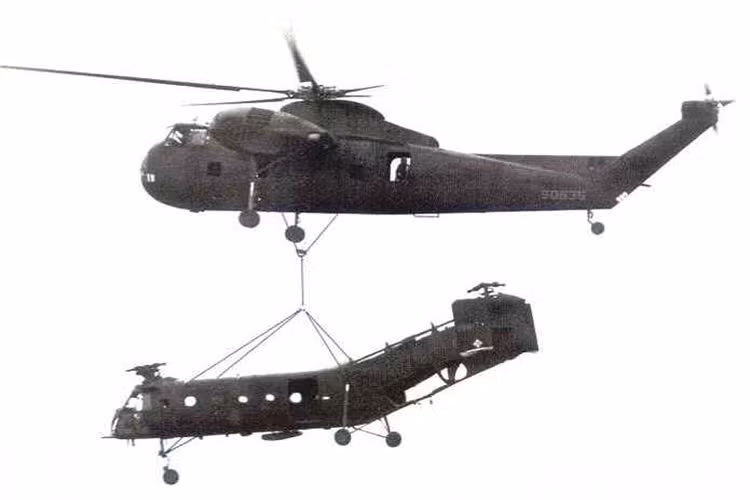 Sau thất bại của “ngựa thồ” H-21 có lẽ người Mỹ đã rút ra được cho mình một bài học đắt giá để tiếp tục cho ra đời những dòng trực thăng vận tải quân sự kế cận hiệu quả hơn như UH-1 hay CH-47. Nhưng dù có triển khai loại phương tiện chiến tranh hiện đại nào đi nữa thì họ vẫn là kẻ thù cuộc trong cuộc chiến phi nghĩa của mình tại Việt Nam. Nguồn ảnh: Tarmacs.net