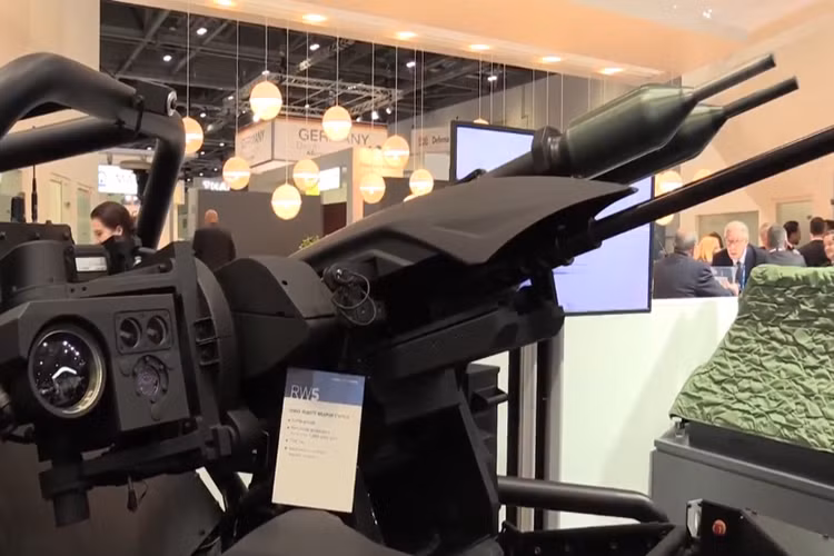 Tuy nhiên sức mạnh hỏa lực mạnh nhất trên MM UGV lại là bộ đôi súng chống tăng Panzerfaust 3 với cơ số đạn chỉ 2 viên. Tầm bắn của Panzerfaust 3 có thể đạt hơn 900m và có thể bắn nhiều loại đạn chống tăng khác nhau kể cả đạn xuyên giáp. Nguồn ảnh: Youtube.