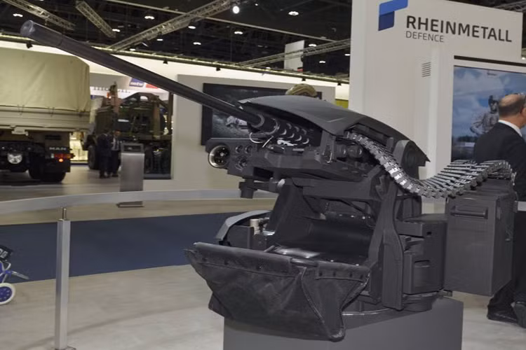 Hệ thống vũ khí chính trên MM UGV ở biến thể quân sự là súng máy hạng nặng 12.7mm M2HB kết hợp với hệ thống điều khiển vũ khí tự động, nó có tốc độ bắn lên đến 1000 viên/phút với tầm bắn hiệu quả khoảng 2.000m. Cơ số đạn MM UGV có thể mang theo cho M2HB có thể từ 200-300 viên. Nguồn ảnh: Jane’s.