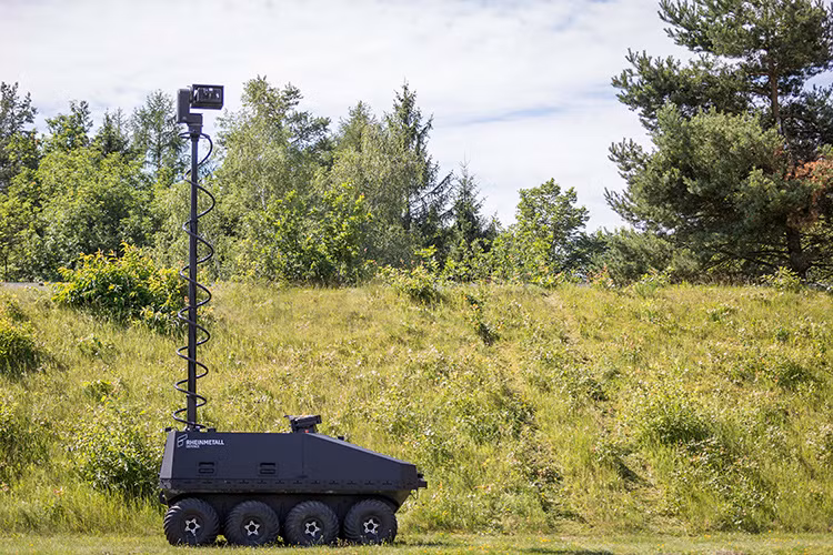 Bên cạnh MM UGV, Rheinmetall còn cho ra mắt một mẫu UGV chuyên dành cho trinh sát có tên Multimission UGV-S. Nó có thiết kế cũng tương tự MM UGV nhưng không được trang bị vũ khí thay vào đó là hệ thống trang thiết bị trinh sát điện tử tiên tiến và là cánh tay phải đắc lực dành cho MM UGV. Nguồn ảnh: Defence Blog.