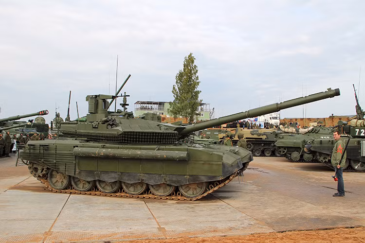 Dĩ nhiên T-90M hay T-80BVM đều do tập đoàn Uralvagonzavod nâng cấp, đây cũng là nơi phát triển T-14 Armata, điều này tạo nên nhiều đồn đoán rằng Armata chưa thực sự sẵn sàng để có thể hoạt động trong Quân đội Nga vào năm 2020 và bộ đôi xe tăng mới là để thay thế vào vị trí còn trống đó. Nguồn ảnh: bmpd.livejournal.