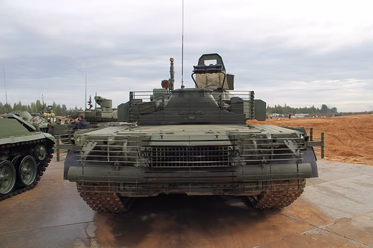 Một trong những xu hướng của các gói nâng cấp xe tăng Nga hiện tại là hệ thống giáp lồng bảo vệ cụm phần thân sau xe, bao quanh phần động cơ, phía sau tháp pháo và đuôi xe. Hệ thống giáp này có ưu điểm là gọn nhẹ, dễ thay thế và hiệu quả phòng vệ cao trước các loại súng chống tăng RPG. Nguồn ảnh: bmpd.livejournal.