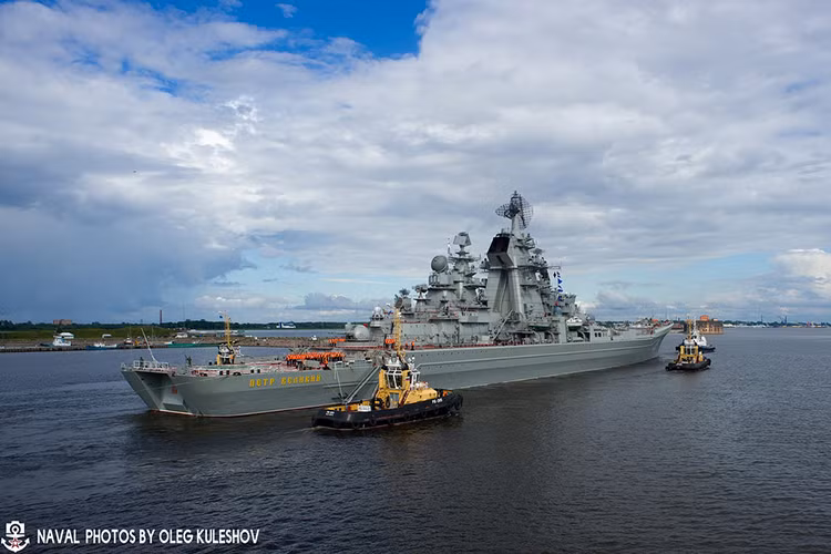 Theo đại diện của nhà máy Sevmash, sau khi nâng cấp hình dáng bên ngoài của tàu Đô đốc Nakhimov vẫn được giữ nguyên nhưng trang thiết bị điện tử và vũ khí bên trong tàu kể cả các lò phản ứng hạt nhân đã được thay thế gần như hoàn toàn, cho phép nó có thể phục vụ thêm hành thập niên nữa. Nguồn ảnh: kuleshovoleg.