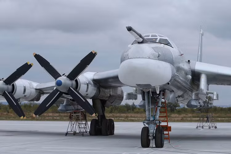 Theo thông báo của Bộ Quốc phòng Nga cho hay, hôm 26/9 Không quân Nga mà cụ thể hơn là một phi đội máy bay ném bom chiến lược tầm xa Tu-95MS đã cất cánh từ một căn cứ không quân ở vùng Engels Nga tấn công đồng thời nhiều mục tiêu của các tổ chức khủng bố và phiến quân IS tại Syria. Nguồn ảnh: Bộ Quốc phòng Nga.