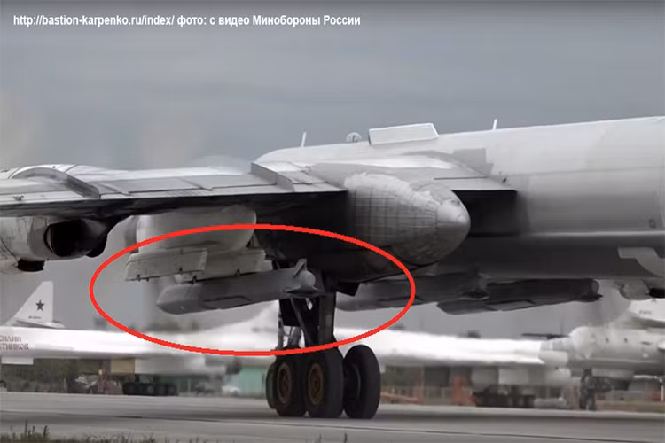 Đồng hành với Tu-95MS trong đợt không kích lần này còn có sự hổ trợ của cả các tiêm kích đa năng Su-30SM và Su-35S trong suốt hành trình bay. Vòng tròn đỏ trong ảnh là tên lửa hành trình Kh-101 mà Tu-95MS mang theo tấn công các mục tiêu ở Deir ez-Zor và Idlib. Nguồn ảnh: Bộ Quốc phòng Nga.