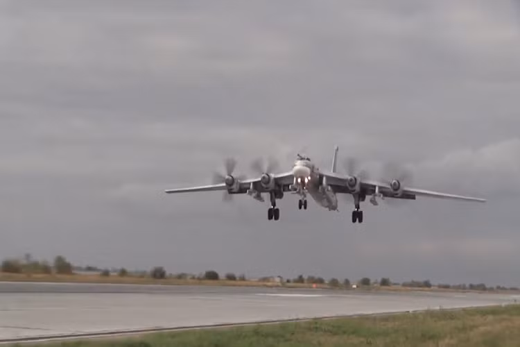 Với khả năng của Tu-95SM hiện tại nó có thể triển khai đồng thời 8 tên lửa Kh-101 với các giá treo ở hai bên cánh, tuy nhiên hai chiếc Tu-95MS tham gia không kích hôm 26/9 vừa rồi chỉ mang theo mỗi chiếc 4 tên lửa Kh-101. Nguồn ảnh: Bộ Quốc phòng Nga.