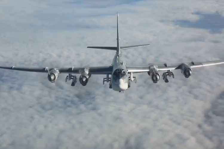 Các tên lửa hành trình Kh-101 có tầm bắn hiệu quả từ 2.000km đến 5.000km tính từ giai đoạn nó được phóng ra từ máy bay, Kh-101 được tích hợp sẵn một đầu đạn nổ cực mạnh hoặc xuyên phá nặng 400kg hoặc 250kg tùy thuộc vào loại mục tiêu. Bên cạnh đó nó còn có khả năng triển khai vũ khí hạt nhân có sức công phá 250kT. Nguồn ảnh: Bộ Quốc phòng Nga.